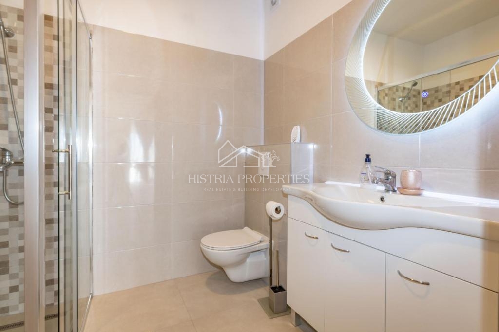 Čudovit panoramski razgled na Raški zaliv in hiša za najem z dvema opremljenima apartmajema