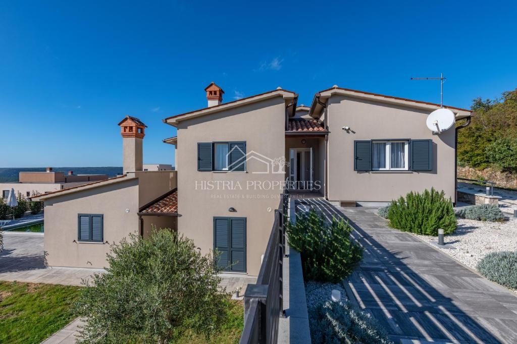 Čudovit panoramski razgled na Raški zaliv in hiša za najem z dvema opremljenima apartmajema