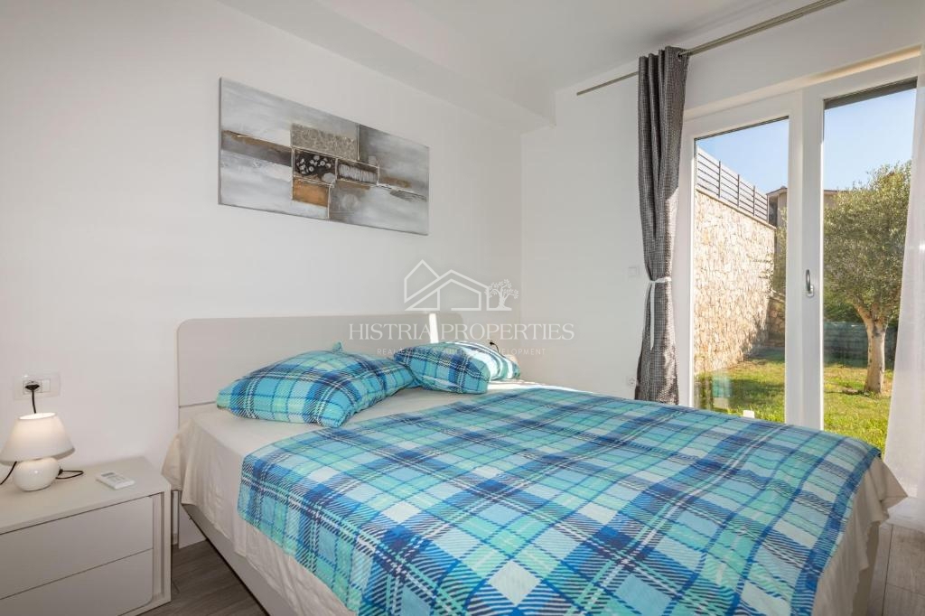 Čudovit panoramski razgled na Raški zaliv in hiša za najem z dvema opremljenima apartmajema