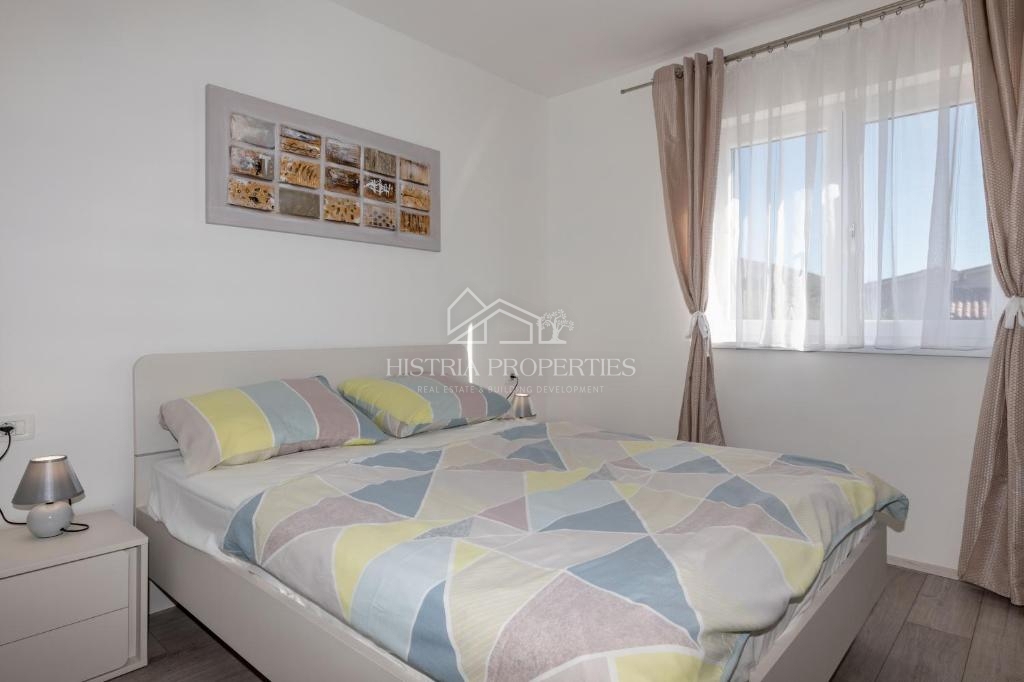 Čudovit panoramski razgled na Raški zaliv in hiša za najem z dvema opremljenima apartmajema