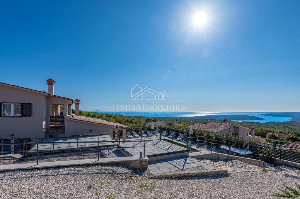 Čudovit panoramski razgled na Raški zaliv in hiša za najem z dvema opremljenima apartmajema