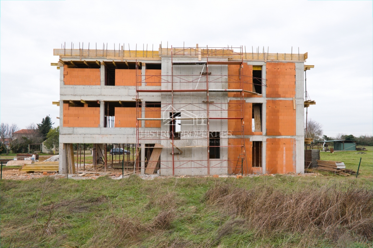 Udobno stanovanje s 3 spalnicami, opremljeno kuhinjo in 2 terasama