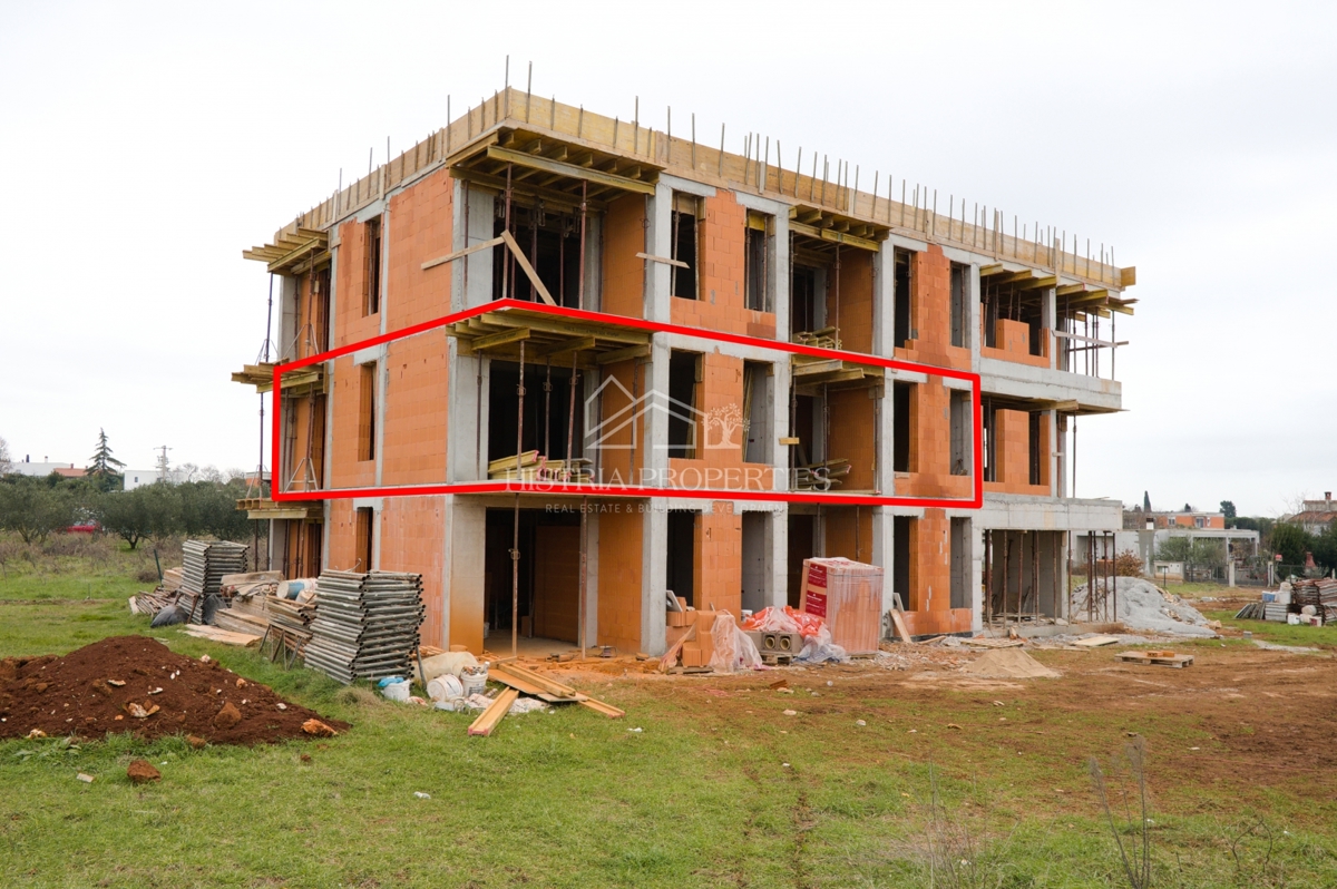 Udobno stanovanje s 3 spalnicami, opremljeno kuhinjo in 2 terasama