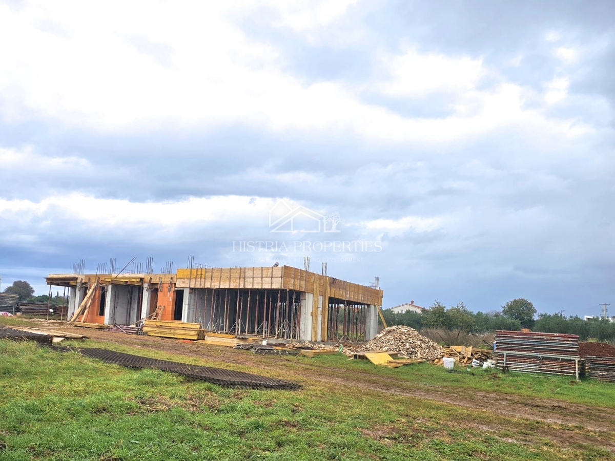 Udobno stanovanje v novi stavbi v bližini Pulja s 3 spalnicami in 2 terasama