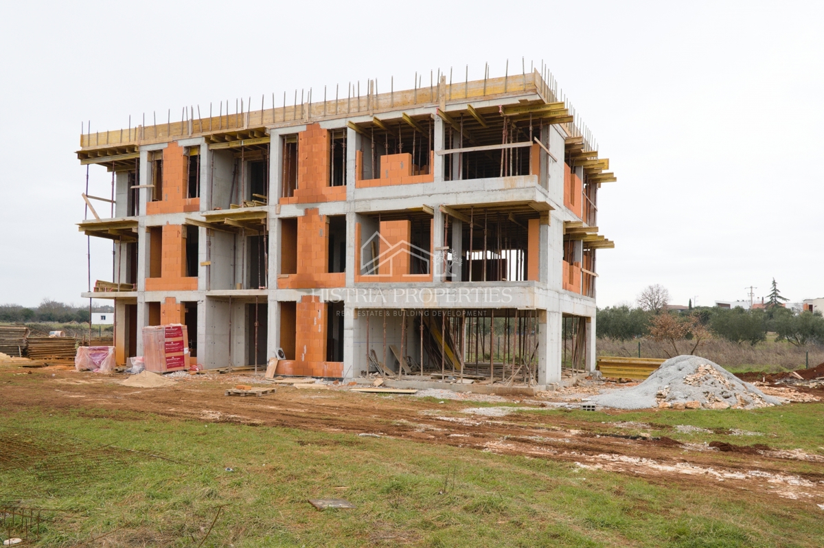 Udobno stanovanje s 3 spalnicami, opremljeno kuhinjo in 2 terasama