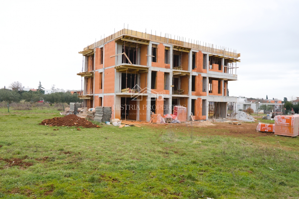 Udobno stanovanje s 3 spalnicami, opremljeno kuhinjo in 2 terasama