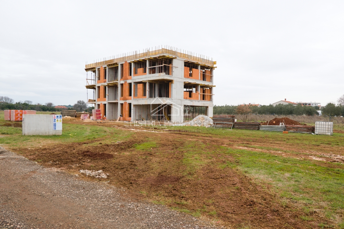 Udobno stanovanje s 3 spalnicami, opremljeno kuhinjo in 2 terasama