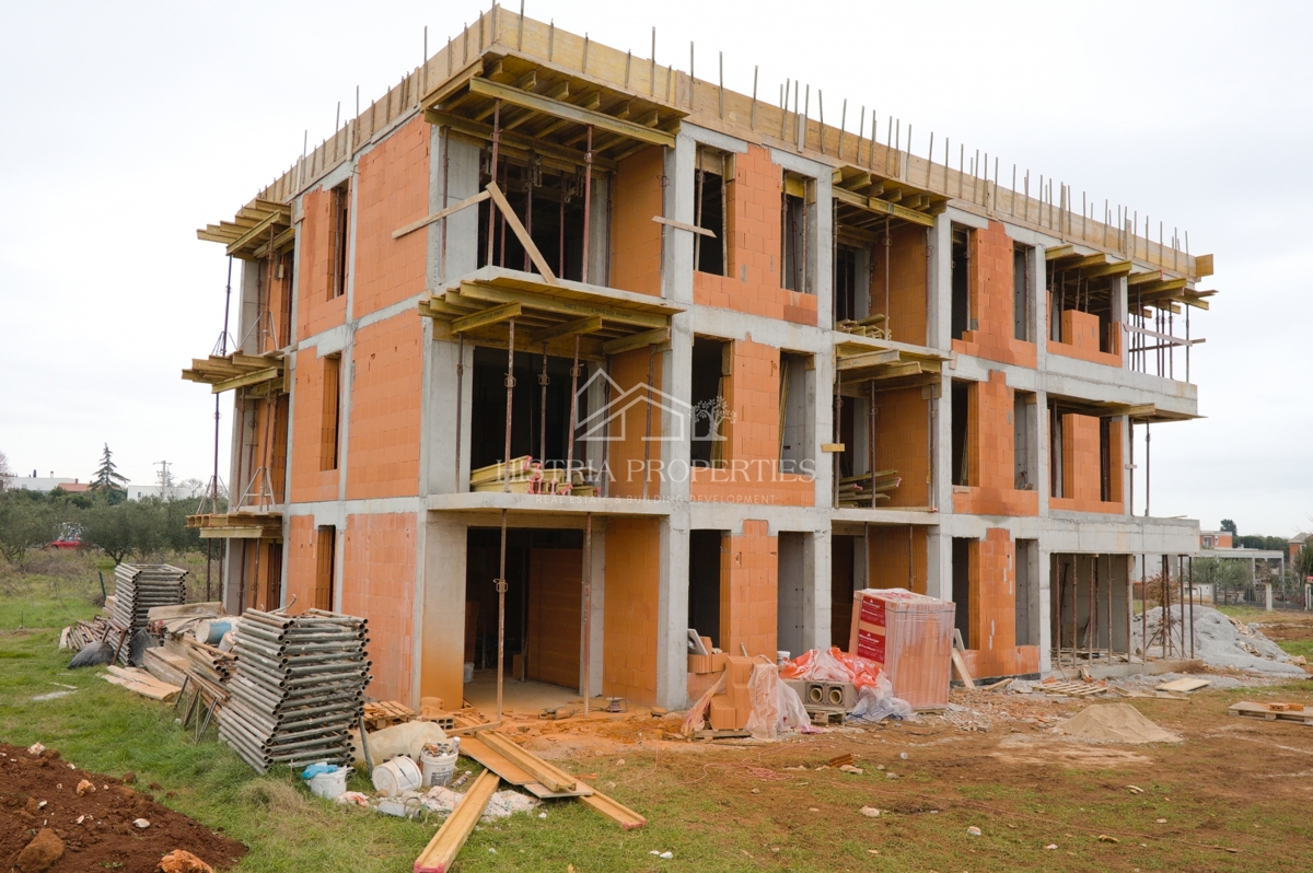 Udobno stanovanje s 3 spalnicami, opremljeno kuhinjo in 2 terasama