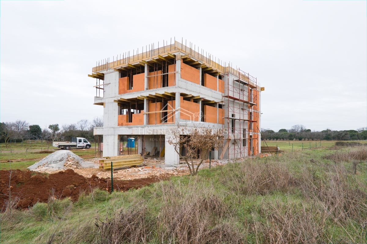 Udobno stanovanje s 3 spalnicami, opremljeno kuhinjo in 2 terasama