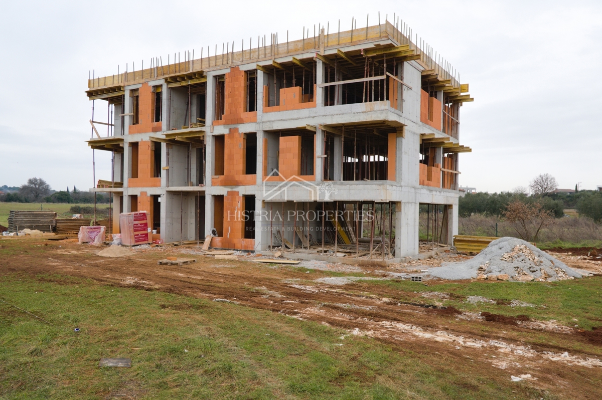 Udobno stanovanje s 3 spalnicami, opremljeno kuhinjo in 2 terasama