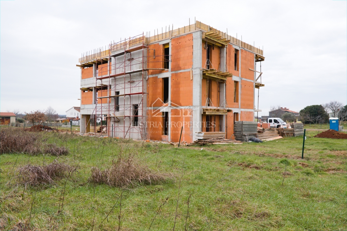 Udobno stanovanje s 3 spalnicami, opremljeno kuhinjo in 2 terasama