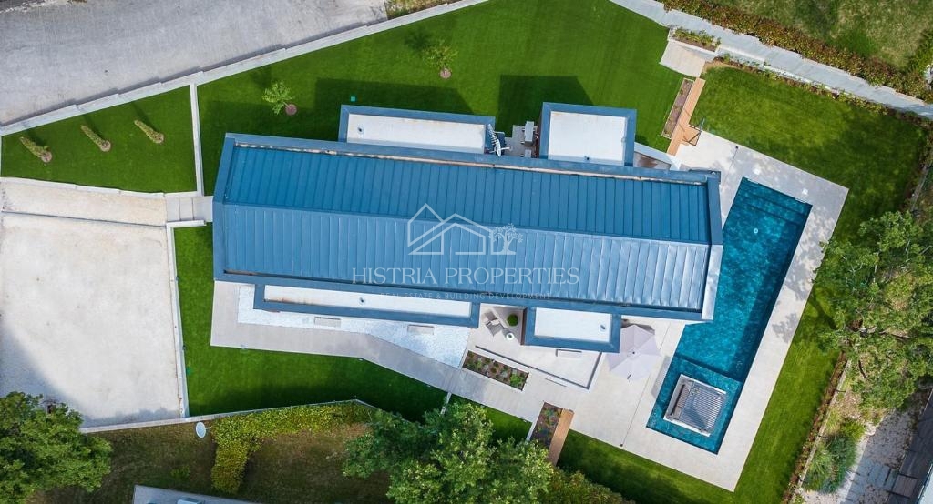 Skrbno opremljena dizajnerska vila v središču naseljenega kraja v bližini Poreča