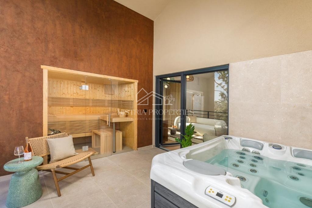 Skrbno opremljena dizajnerska vila v središču naseljenega kraja v bližini Poreča