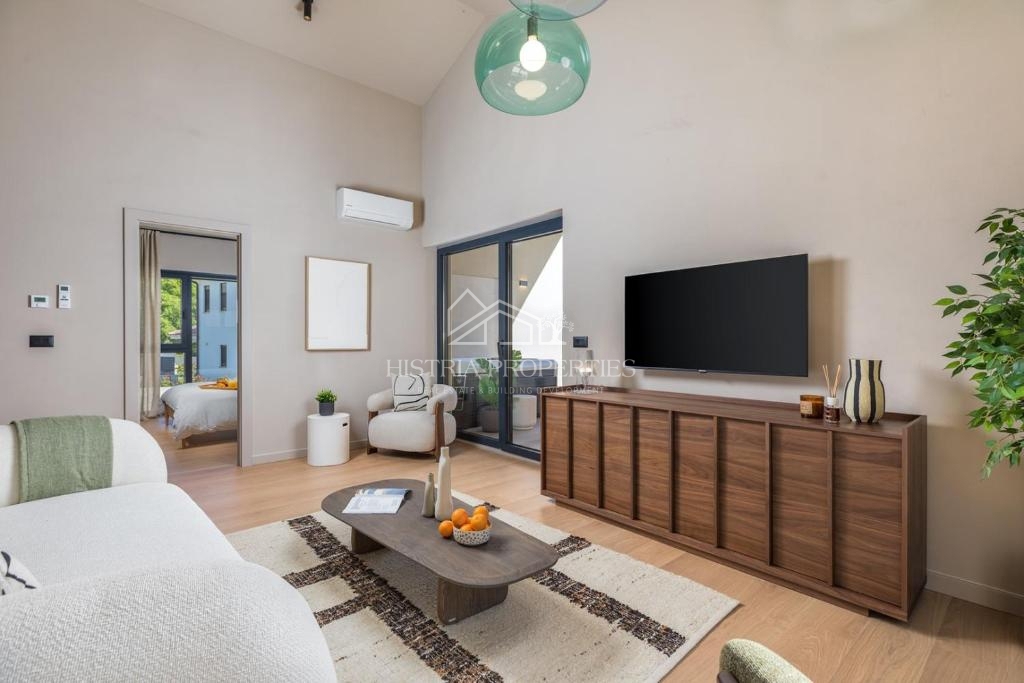 Skrbno opremljena dizajnerska vila v središču naseljenega kraja v bližini Poreča