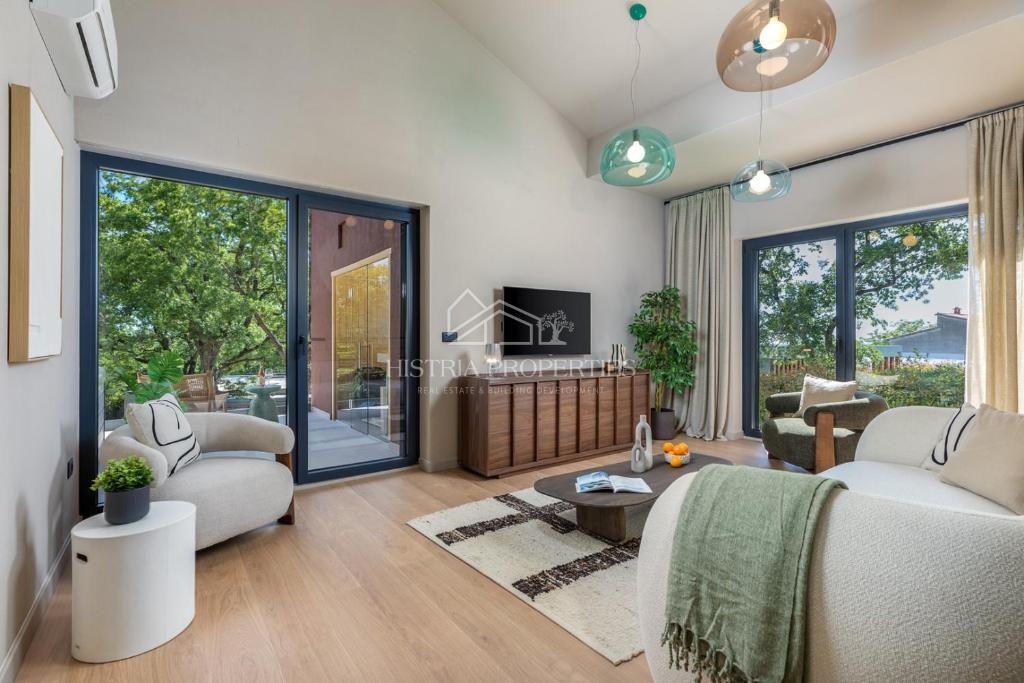 Skrbno opremljena dizajnerska vila v središču naseljenega kraja v bližini Poreča