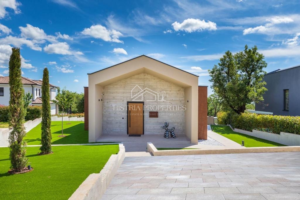 Skrbno opremljena dizajnerska vila v središču naseljenega kraja v bližini Poreča