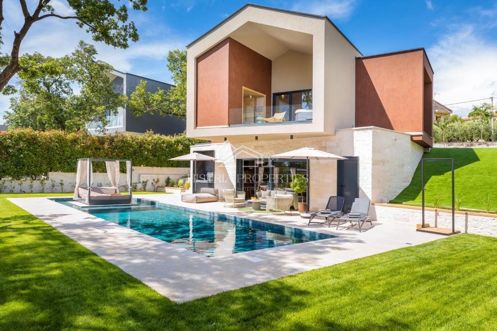 Skrbno opremljena dizajnerska vila v središču naseljenega kraja v bližini Poreča