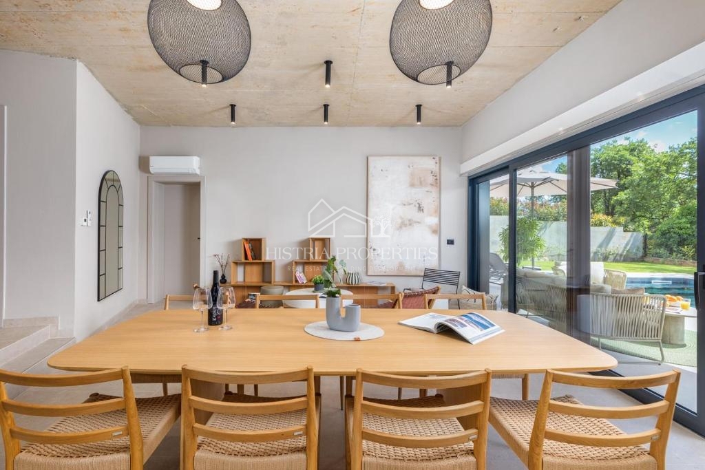 Skrbno opremljena dizajnerska vila v središču naseljenega kraja v bližini Poreča