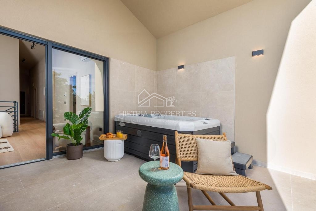 Skrbno opremljena dizajnerska vila v središču naseljenega kraja v bližini Poreča