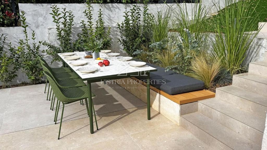 Skrbno opremljena dizajnerska vila v središču naseljenega kraja v bližini Poreča