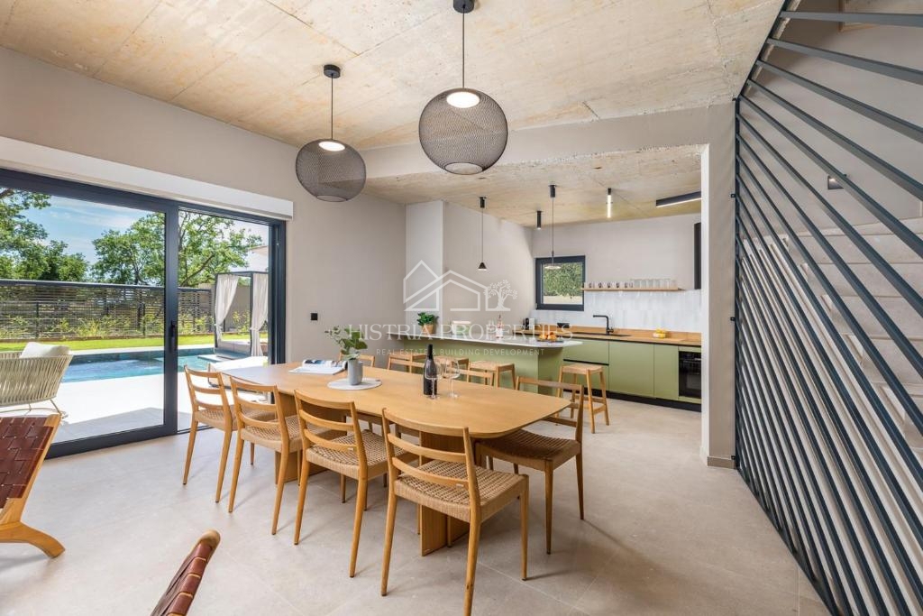 Skrbno opremljena dizajnerska vila v središču naseljenega kraja v bližini Poreča