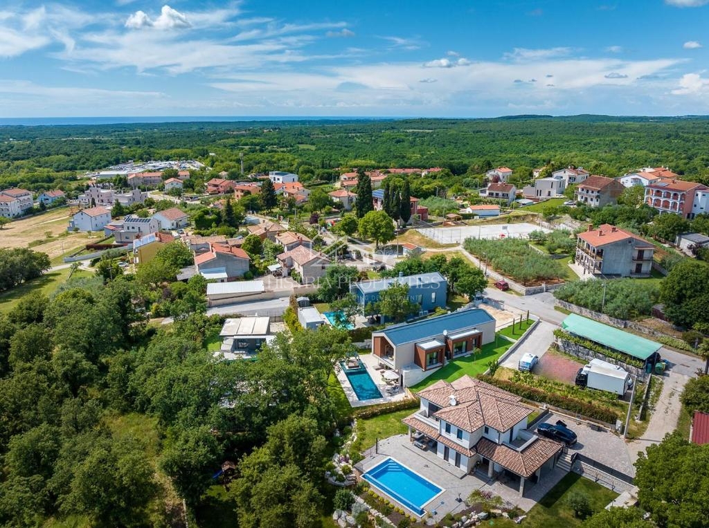 Skrbno opremljena dizajnerska vila v središču naseljenega kraja v bližini Poreča