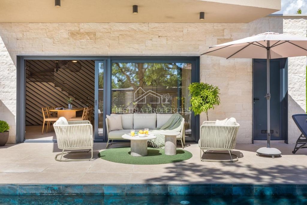 Skrbno opremljena dizajnerska vila v središču naseljenega kraja v bližini Poreča