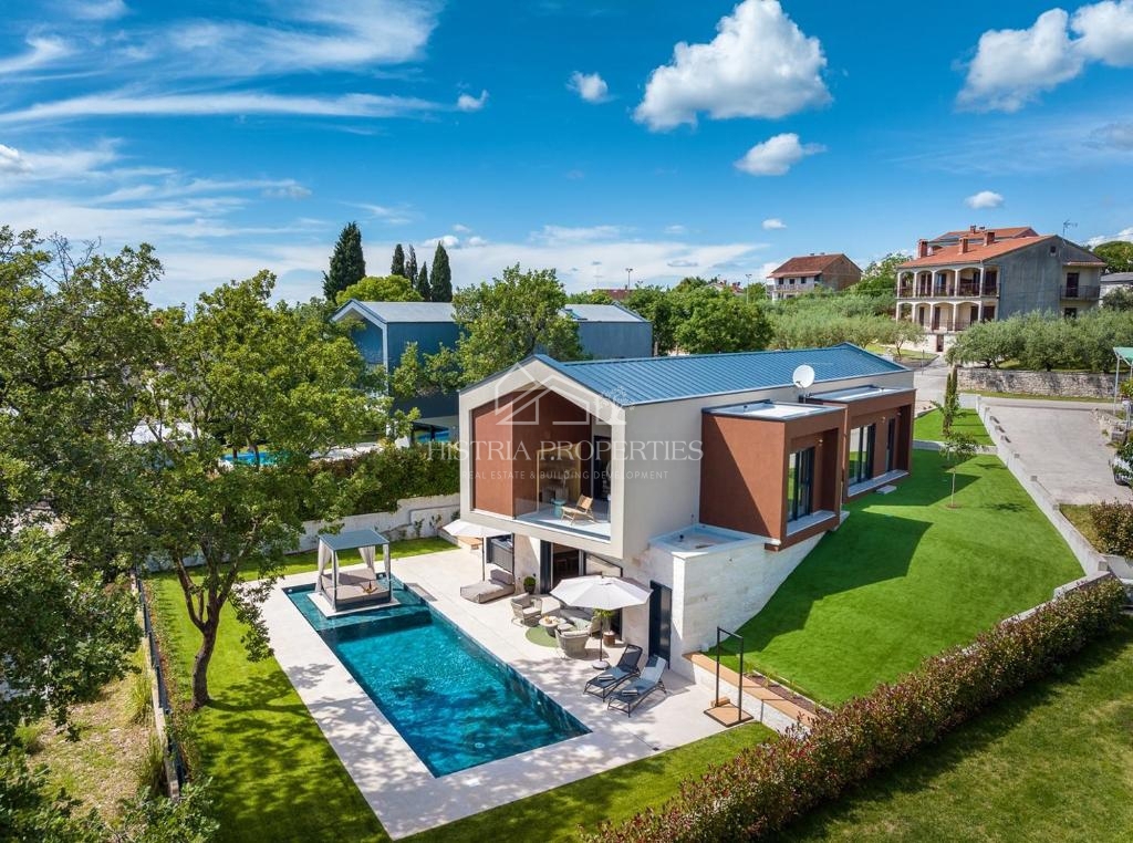 Skrbno opremljena dizajnerska vila v središču naseljenega kraja v bližini Poreča