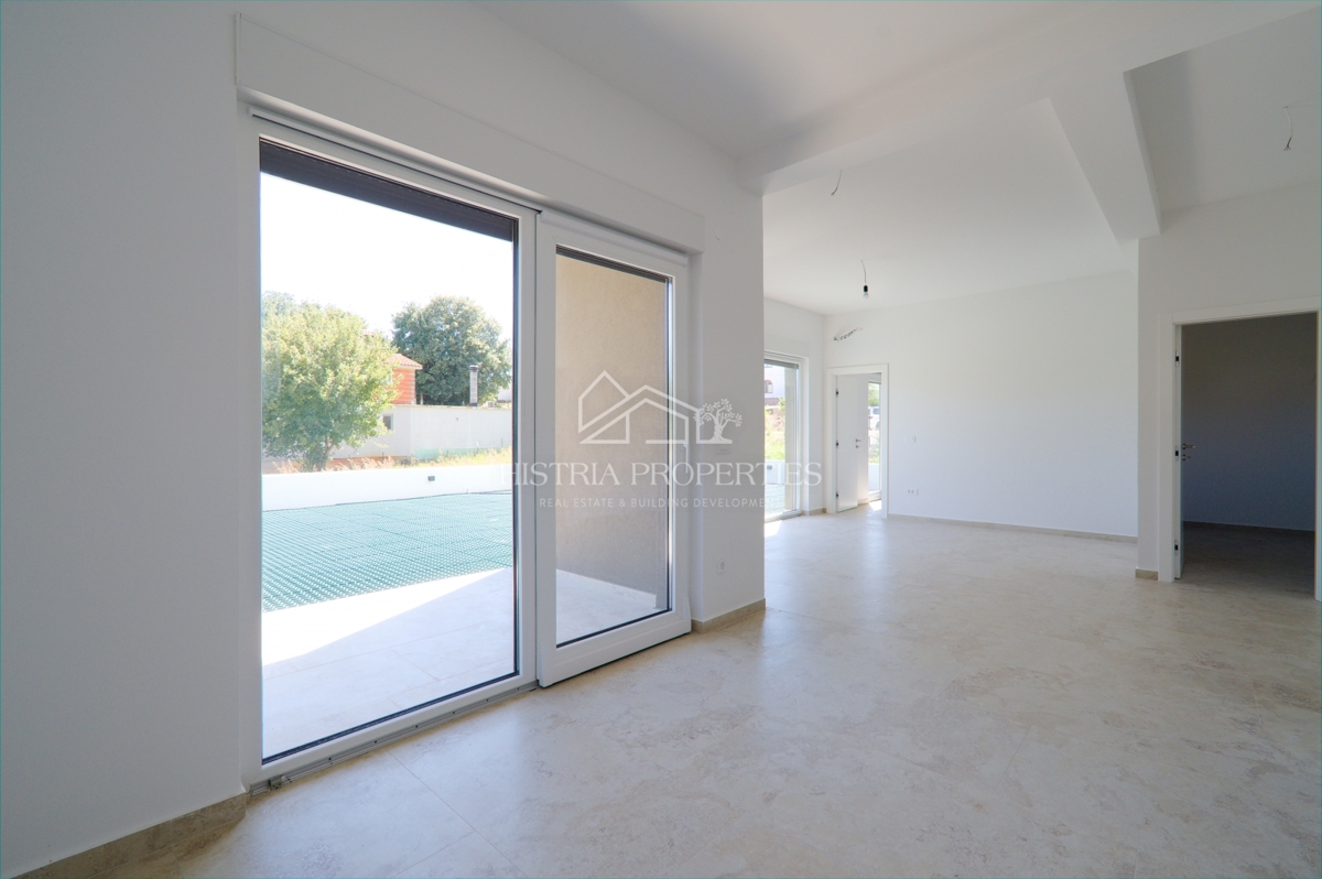 Novozgrajeno stanovanje z zasebnim vhodom in vrtom 3,5 km od morja