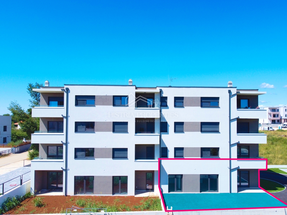 Novozgrajeno stanovanje z zasebnim vhodom in vrtom 3,5 km od morja