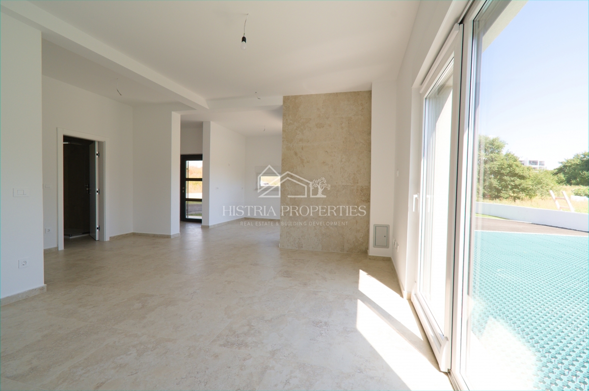 Novozgrajeno stanovanje z zasebnim vhodom in vrtom 3,5 km od morja