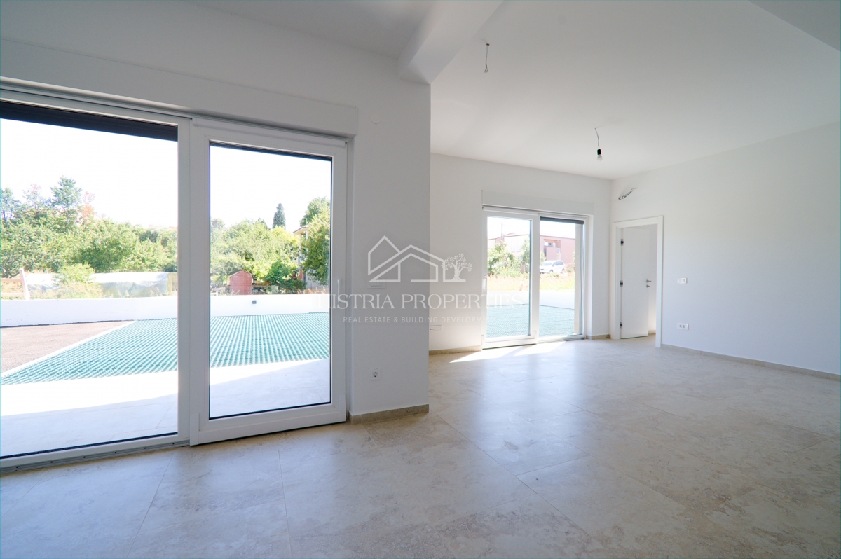 Novozgrajeno stanovanje z zasebnim vhodom in vrtom 3,5 km od morja