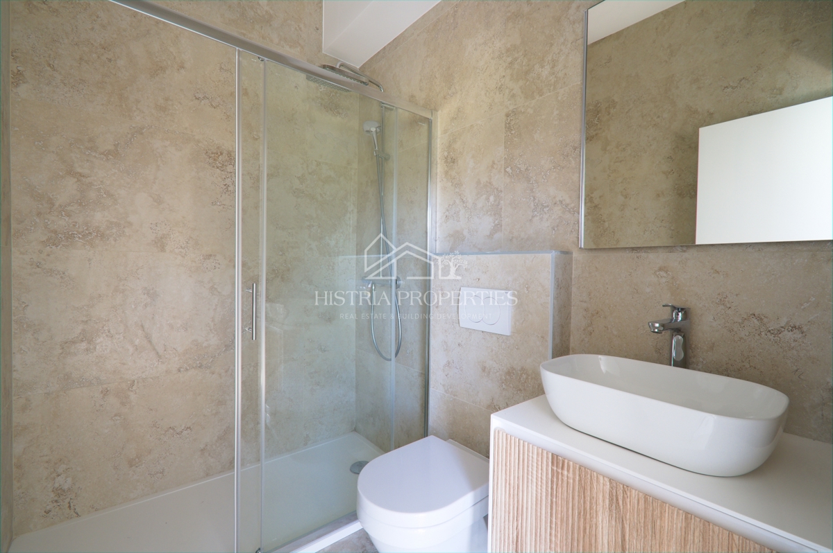 Novozgrajeno stanovanje z zasebnim vhodom in vrtom 3,5 km od morja