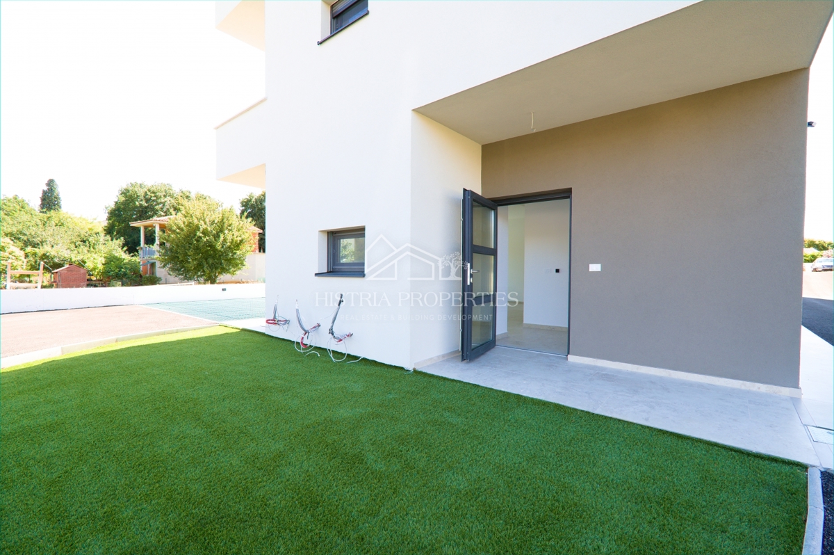 Novozgrajeno stanovanje z zasebnim vhodom in vrtom 3,5 km od morja