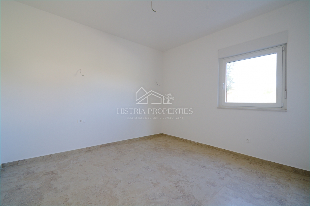 Novozgrajeno stanovanje z zasebnim vhodom in vrtom 3,5 km od morja