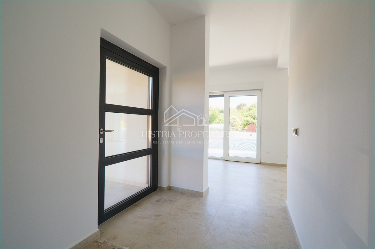 Novozgrajeno stanovanje z zasebnim vhodom in vrtom 3,5 km od morja