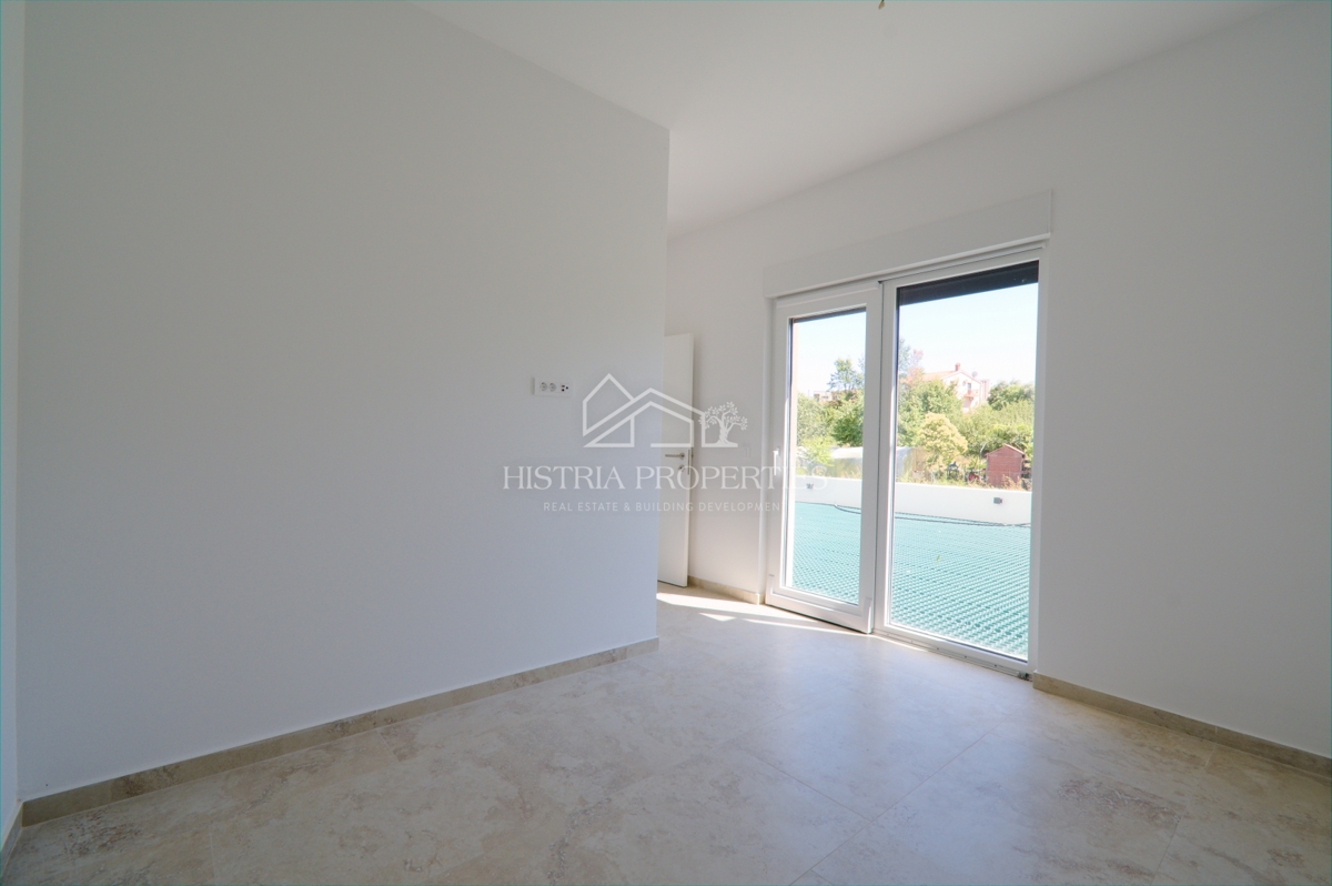 Novozgrajeno stanovanje z zasebnim vhodom in vrtom 3,5 km od morja