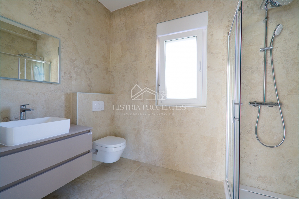 Novozgrajeno stanovanje z zasebnim vhodom in vrtom 3,5 km od morja