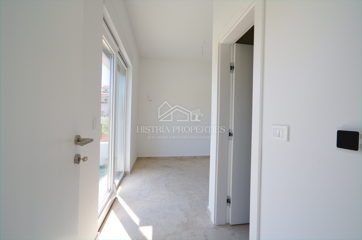 Novozgrajeno stanovanje z zasebnim vhodom in vrtom 3,5 km od morja