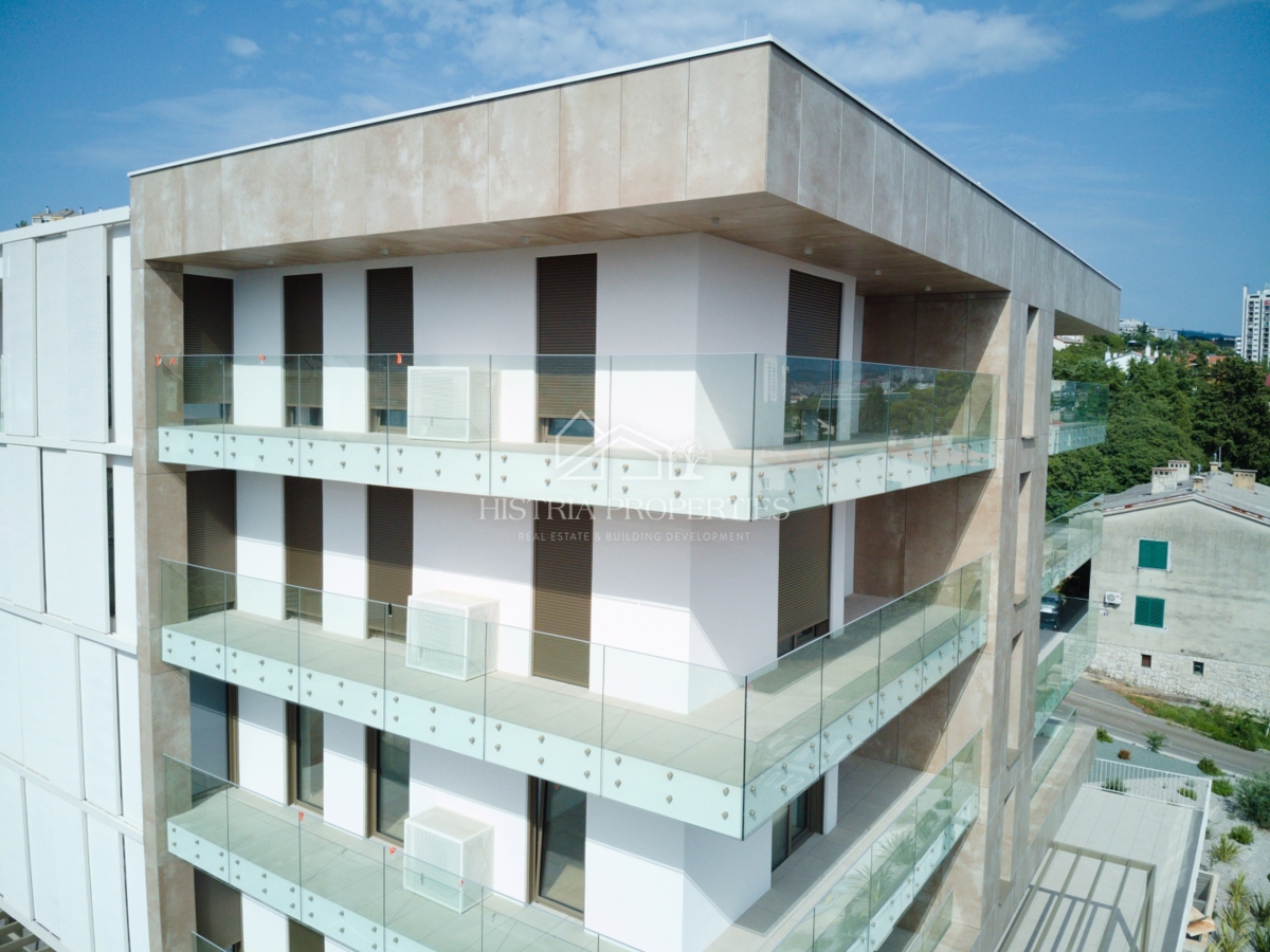 Kvarnerska idila v kakovostni in moderni novogradnji v bližini plaže