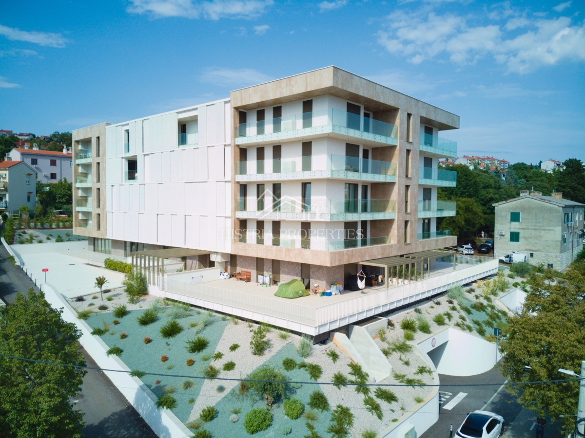 Kvarnerska idila v kakovostni in moderni novogradnji v bližini plaže