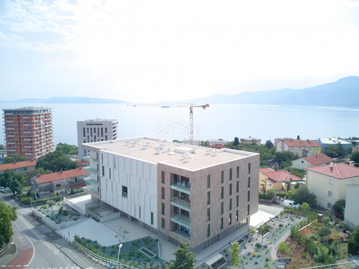 Kvarnerska idila v kakovostni in moderni novogradnji v bližini plaže