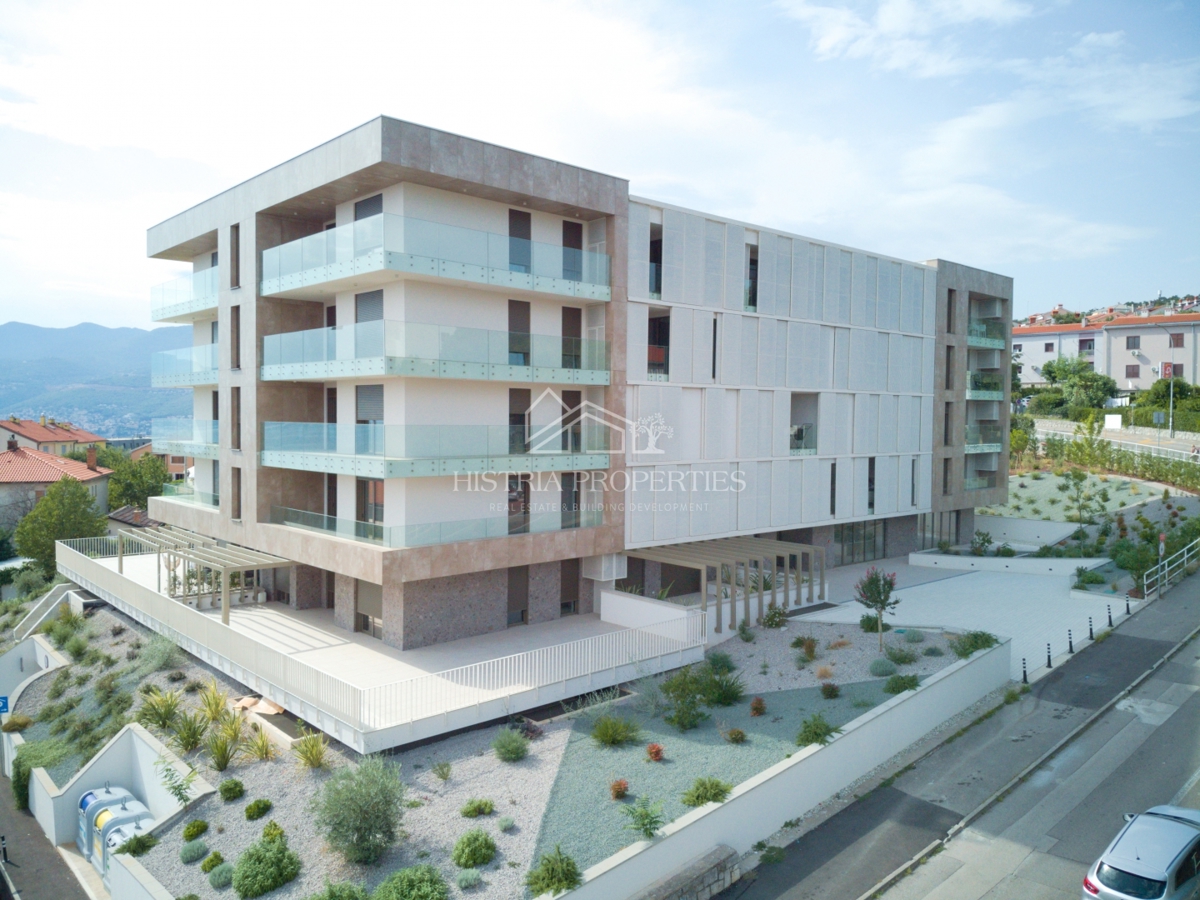 Kvarnerska idila v kakovostni in moderni novogradnji v bližini plaže