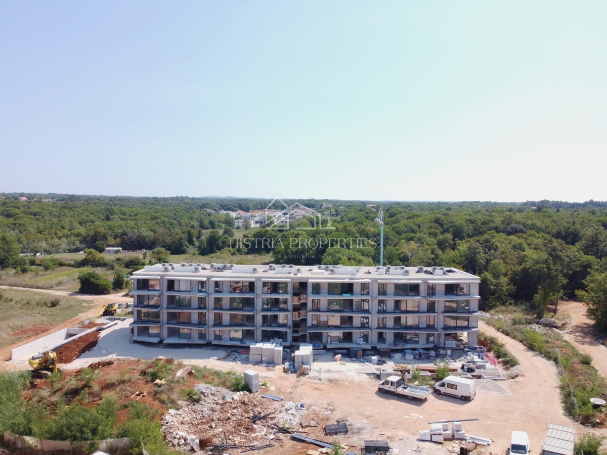 800m od morja in novo stanovanje v luksuzni novogradnji z garažo, dvigalom in pogledom na morje