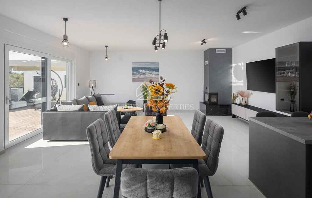 Nova vila modernega dizajna, popolnoma opremljena, na iskani lokaciji