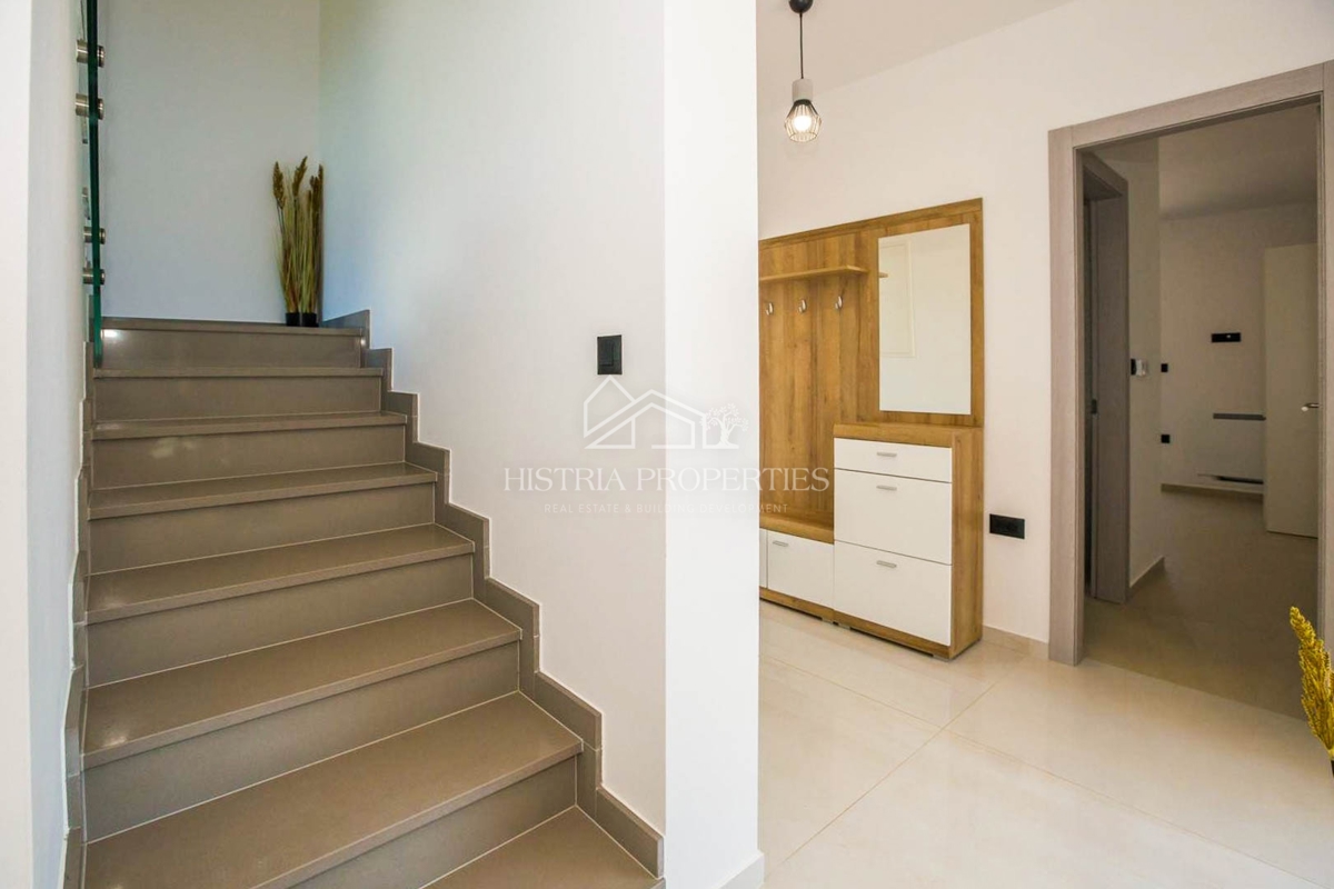 Nova vila modernega dizajna, popolnoma opremljena, na iskani lokaciji