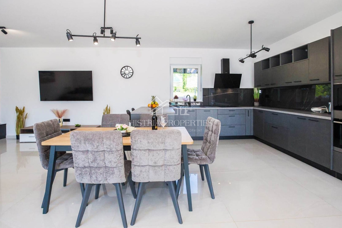 Nova vila modernega dizajna, popolnoma opremljena, na iskani lokaciji