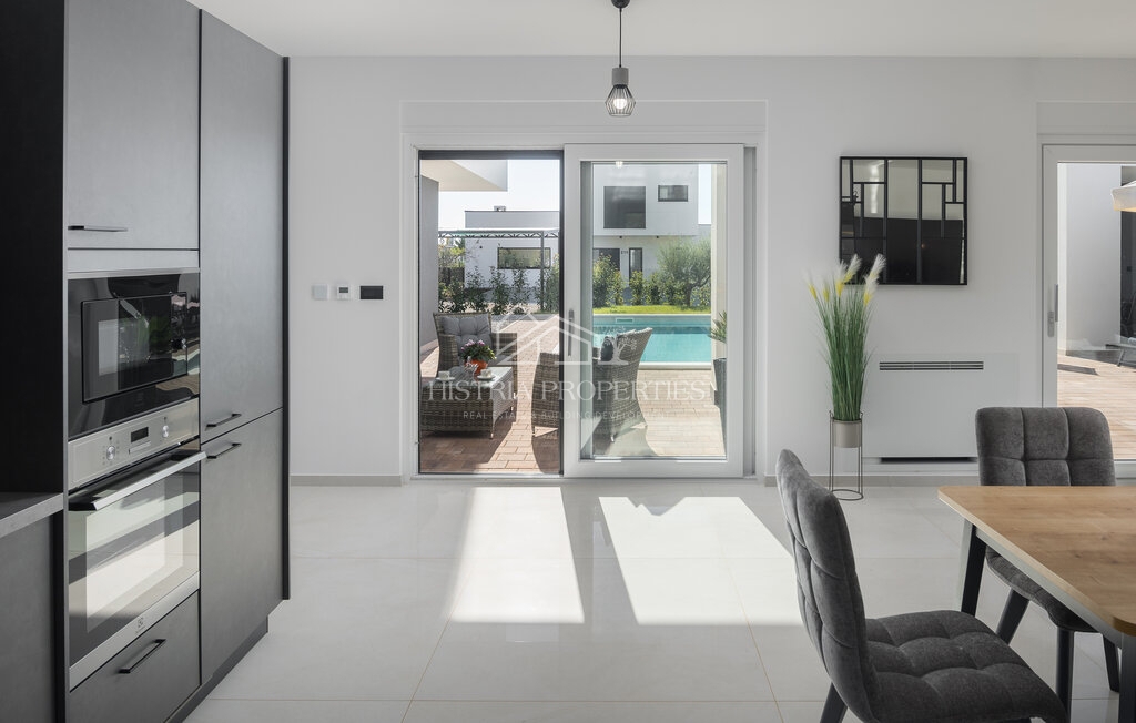 Nova vila modernega dizajna, popolnoma opremljena, na iskani lokaciji