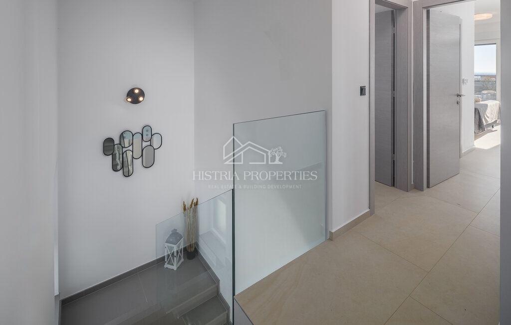 Nova vila modernega dizajna, popolnoma opremljena, na iskani lokaciji