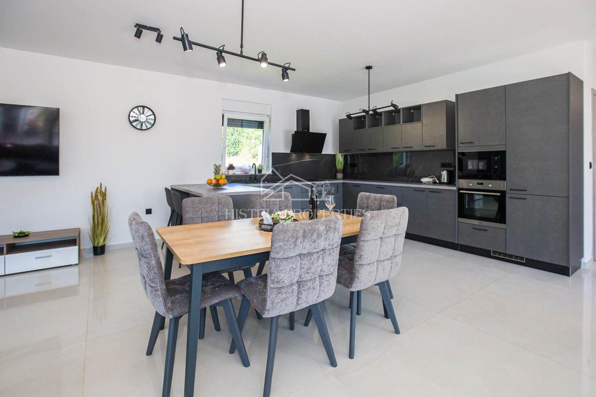 Nova vila modernega dizajna, popolnoma opremljena, na iskani lokaciji